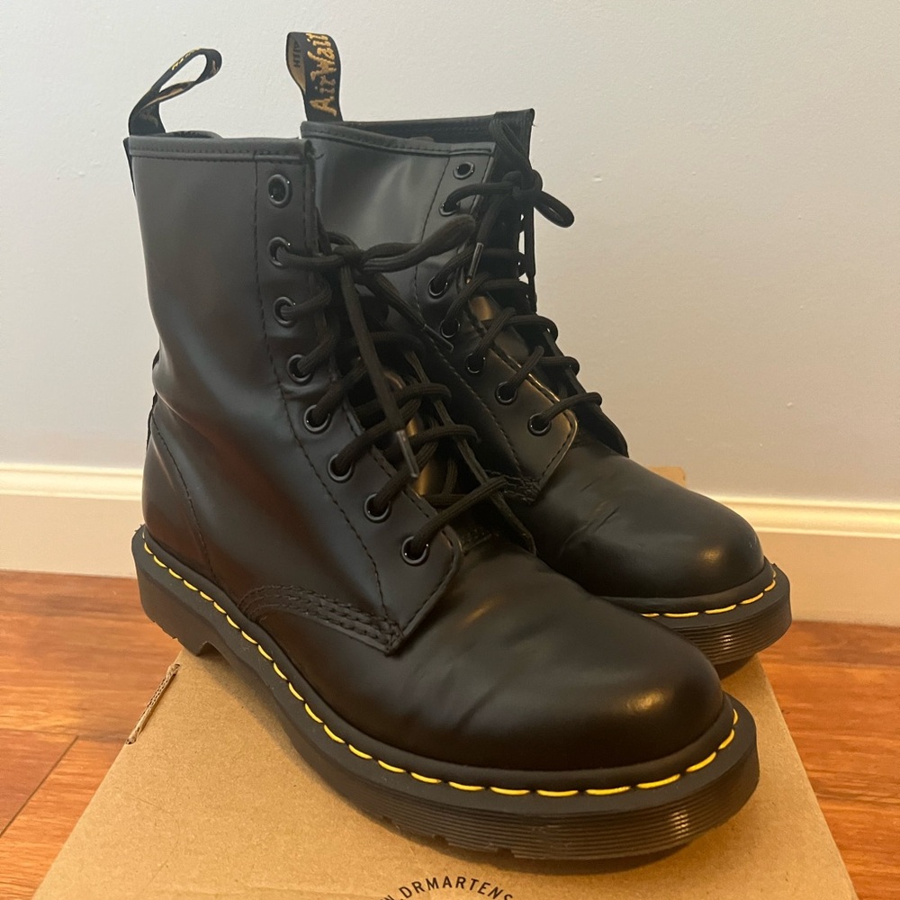 Dr. Martens - 1460 WOMEN'S SMOOTH LEATHER LACE UP BOOTS.